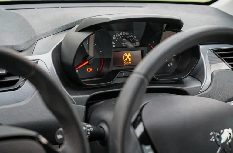 Voyant clé à molette allumé sur le tableau de bord d'une Peugeot 208